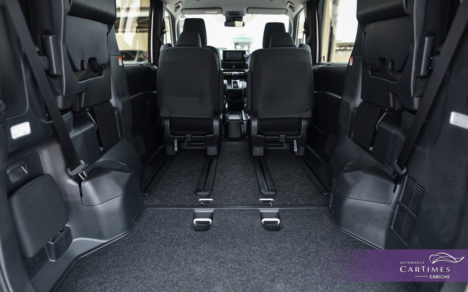 Toyota Noah Hybrid photo 14